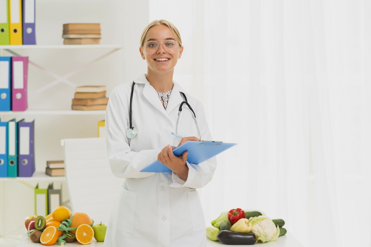 La nutrición comprende de muchas áreas laborales en las que sus egresados se pueden desenvolver. (freepik.es)