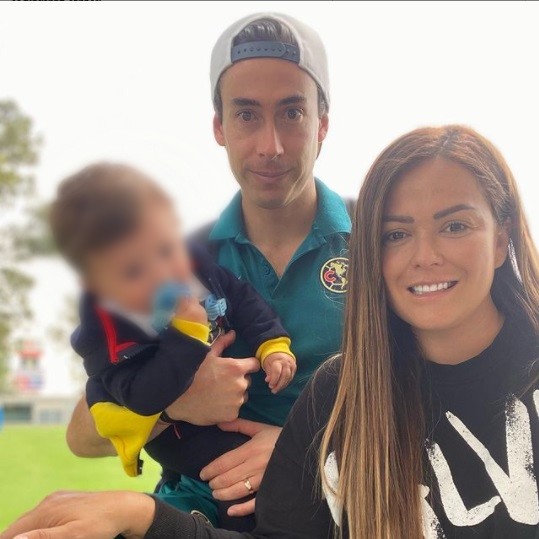 Óscar Jiménez, Mariana Echeverría y su bebé Luca (Instagram @marianaecheve)