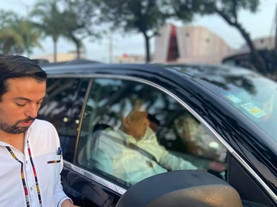 El presidente permaneció más de dos horas en su camioneta debido al bloqueo de la CNTE. (Abraham Jiménez)