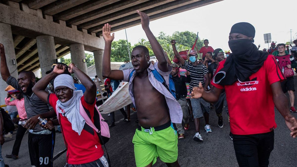 Al menos 500 migrantes salen en caravana de Tapachula, Chiapas