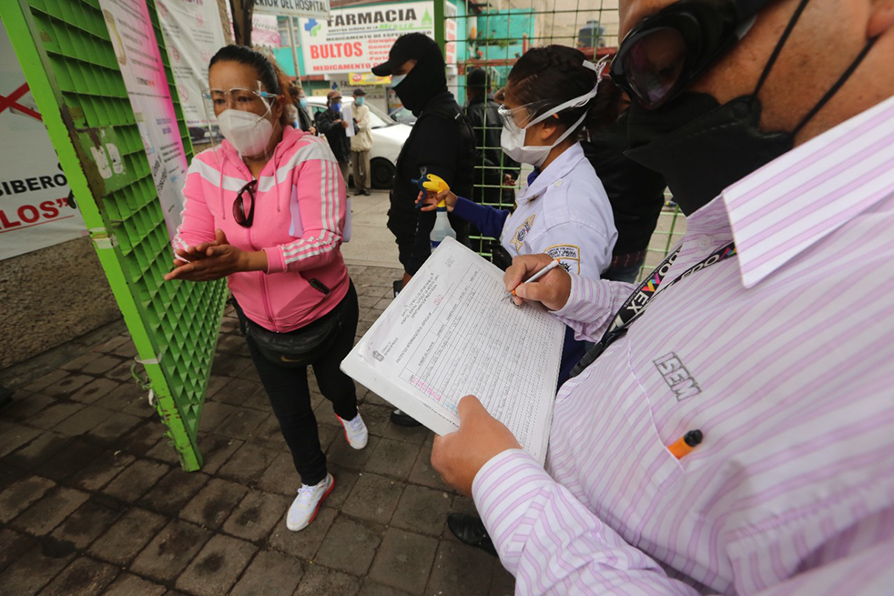Con todas las medidas de prevención, a las 10 de la mañana ingresan al hospital en orden y con pase de lista. | Jorge Carballo