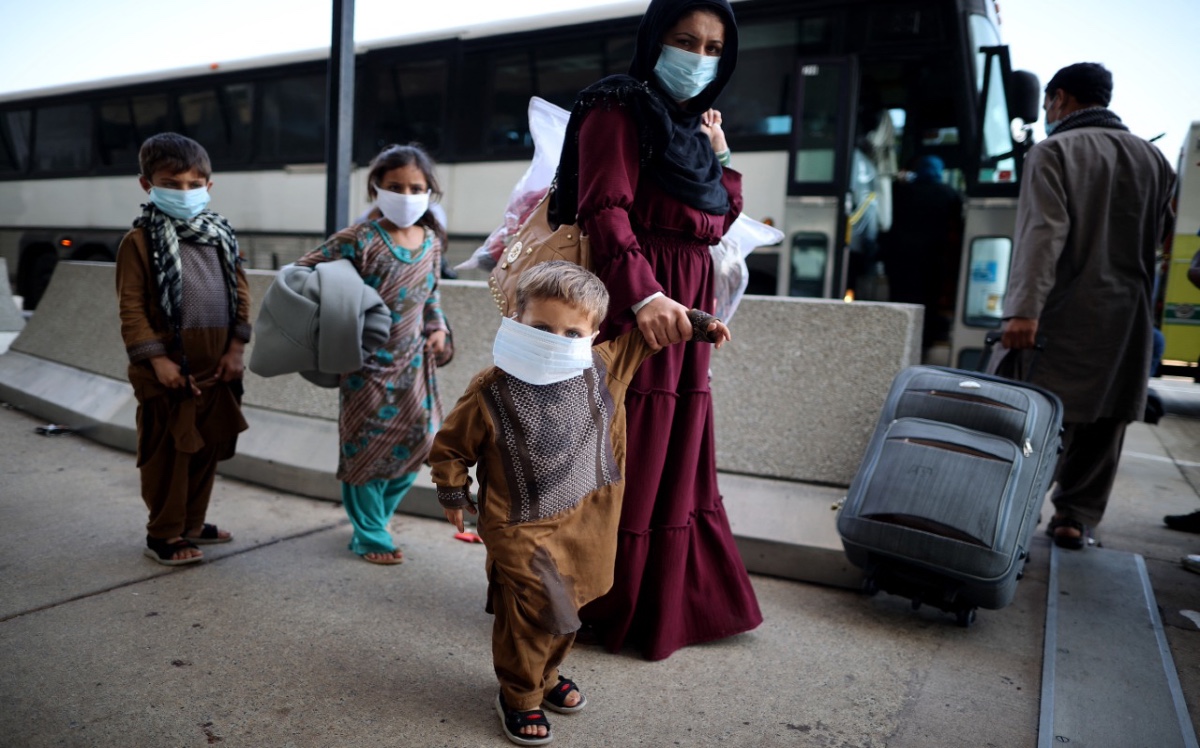 Refugiados afganos huyendo | AFP