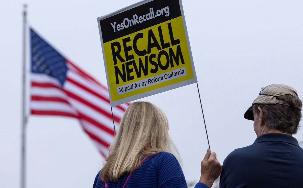 Grupos a favor de la destitución de Gavin Newsom, gobernador de California. (Reuters)