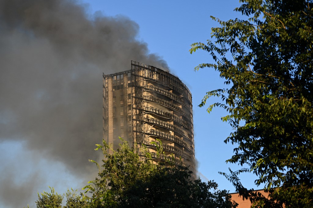 El incendio en un rascacielos de Milán no ha dejado muertos ni heridos. (AFP)