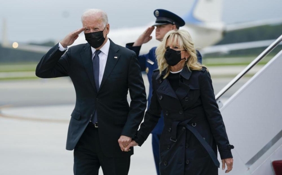 Joe Biden rinde homenaje a 13 soldados muertos en atentado en Afganistán