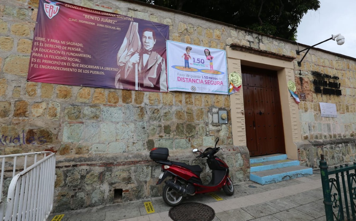 Sólo 2 mil 500 escuelas en Oaxaca tendrán clases sempresenciales. | Javier Ríos