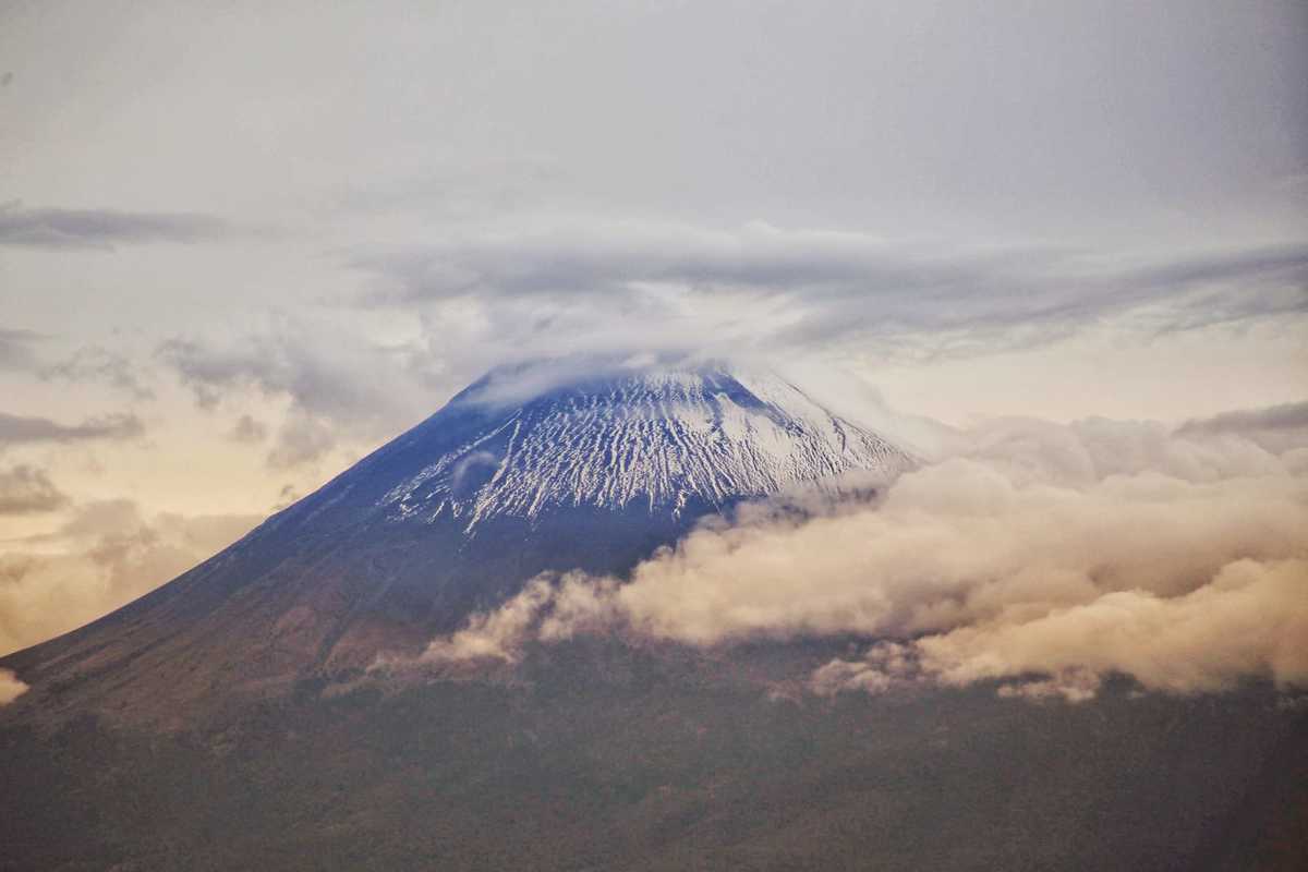 Entre las nubes el volcán Popocatépetl asoma la nevada cresta | Andrés Lobato