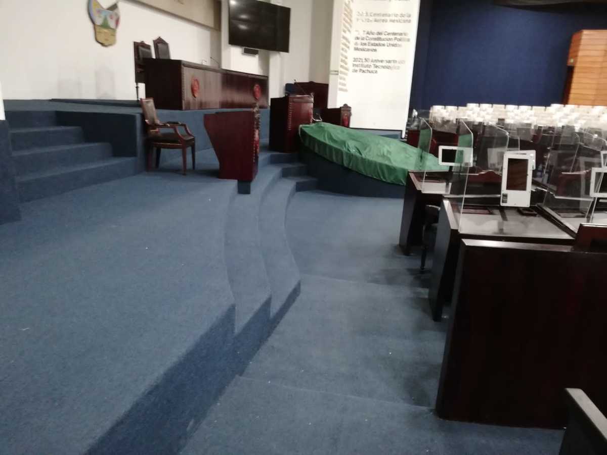 Pleno del Congreso de Hidalgo, únicamente con escaleras para su acceso. (Alejandro Reyes)