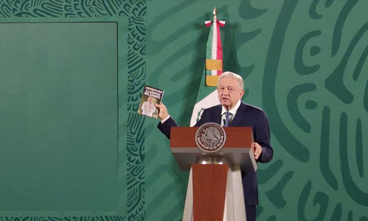 AMLO presenta su libro "A mitad del camino" en La Mañanera hoy 30 de agosto | Especial