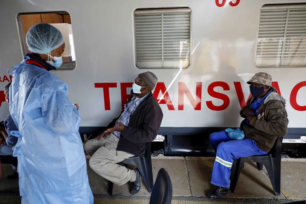 Las autoridades de Sudáfrica continúan aplicando el plan de inoculación por covid-19. | AFP