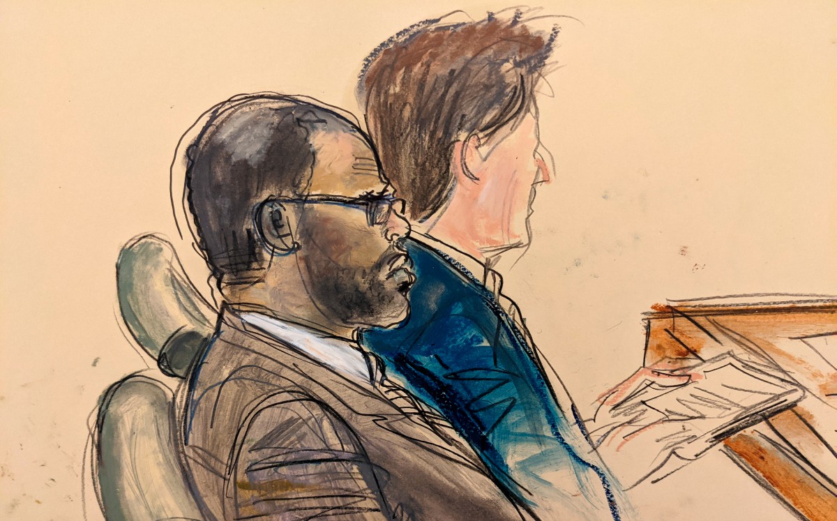 En este boceto realizado a partir de un monitor de video de una sala de tribunal en Brooklyn, el acusado R. Kelly, a la izquierda, durante el día de a