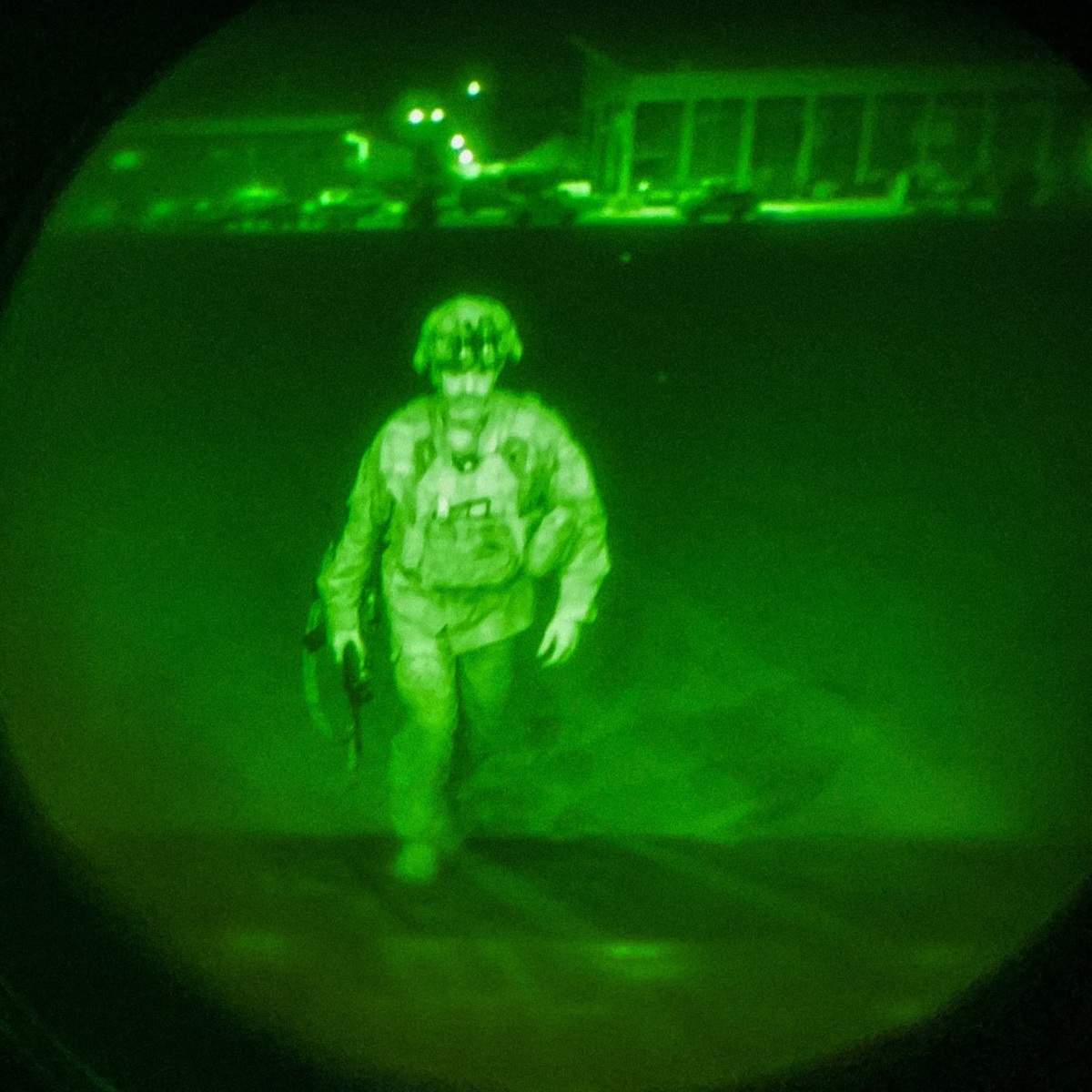 Chris Donahue fue el último soldado en dejar Afganistán este lunes. (Twitter: @DeptofDefense)