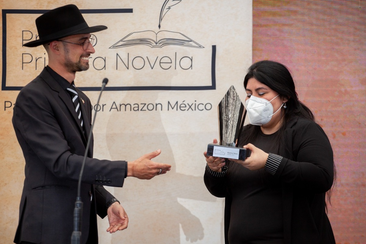 La escritora Karina Sosa recibiendo el reconocimiento. (Foto: Especial)