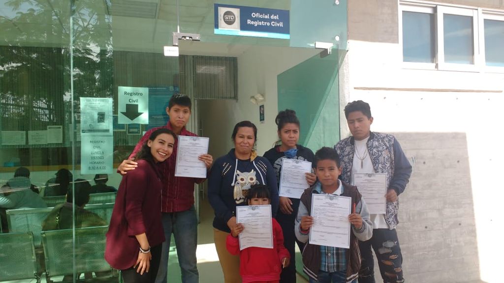Familia obtiene su identidad