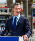 Antes de convertirse en vicegobernador, Newsom se desempeñó como alcalde de San Francisco de 2004 a 2010. Fue miembro de la Junta de Supervisores de San Francisco de 1997 a 2004 y participó en la Comisión de Estacionamiento y Tráfico de la ciudad.