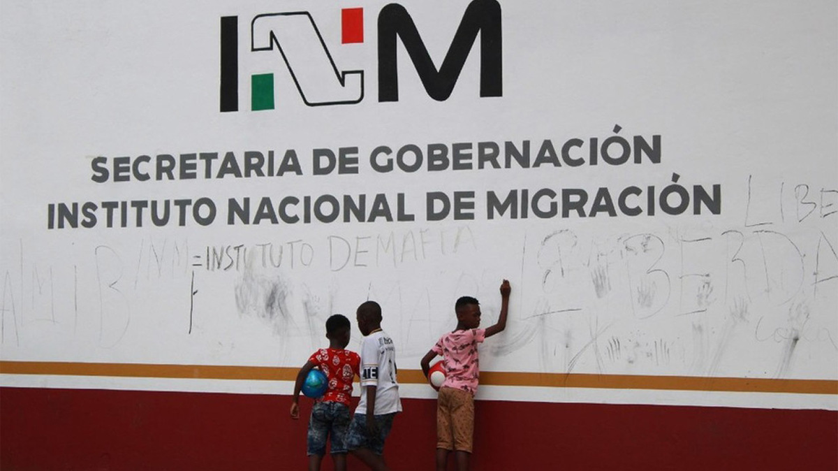 INM suspende funciones a dos agentes