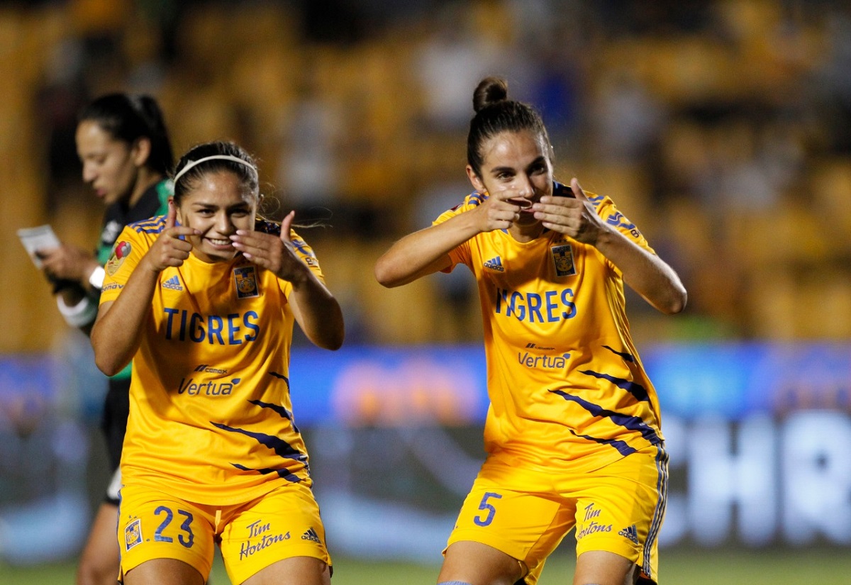 Jugadoras de Tigres en festejo de gol (Jorge López)