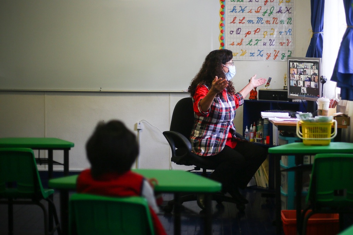 La maestra de Andrea dio clases presenciales y virtuales al mismo tiempo. (Araceli López)