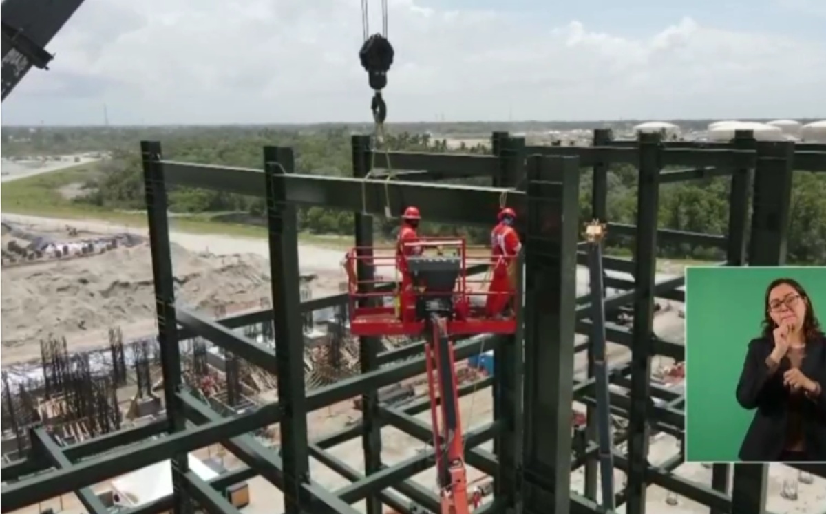 Se trabaja en el montaje de estructuras de acero, informó Sener. Foto: (ESPECIAL)