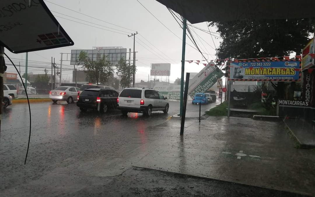 Al parecer la lluvia provocó que se cayera. (Especial)