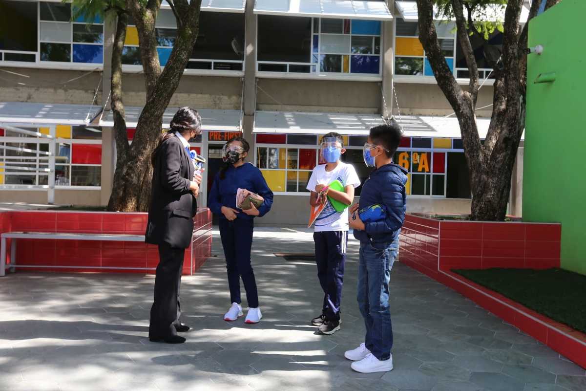 Los alumnos portaron cubrebocas y caretas como medida de seguridad. (Javier Ríos)