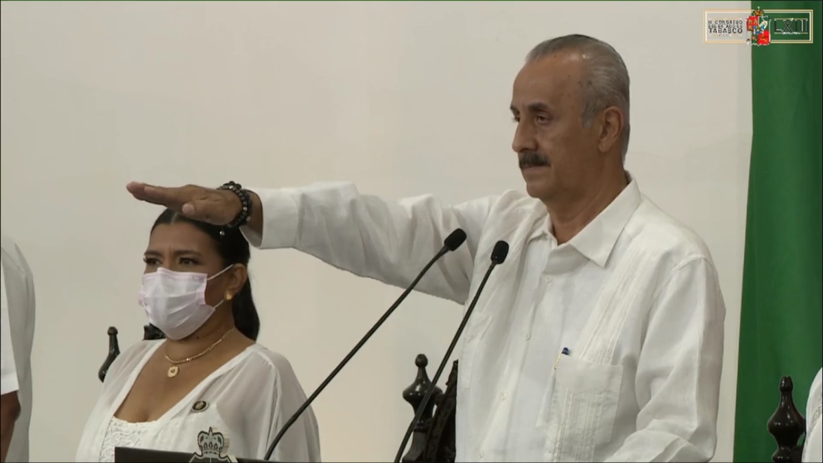 Carlos Merino acudió al recinto legislativo acompañado de un comité de cortesía. (Congreso de Tabasco)