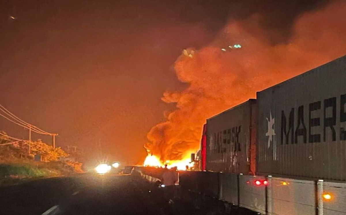 Este choque provocó un incendio que a su vez, paró la circulación en la carretera federal 140 Veracruz-Xalapa. Foto: Especial