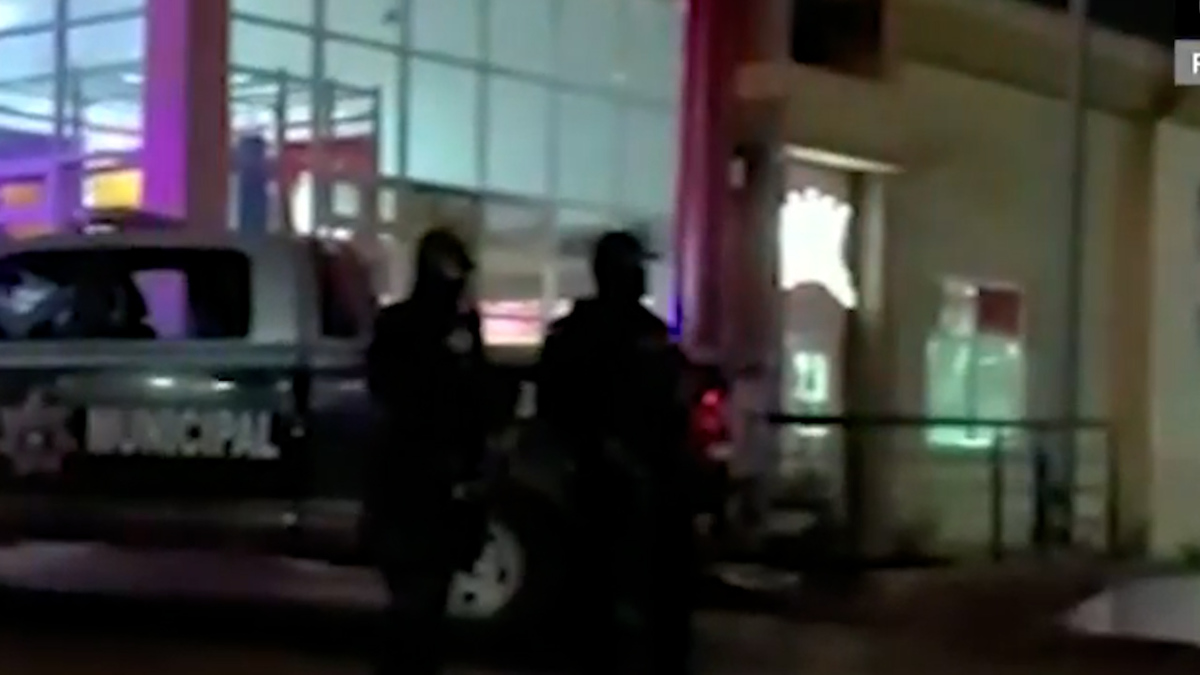 Detienen a policías municipales en Manzanillo