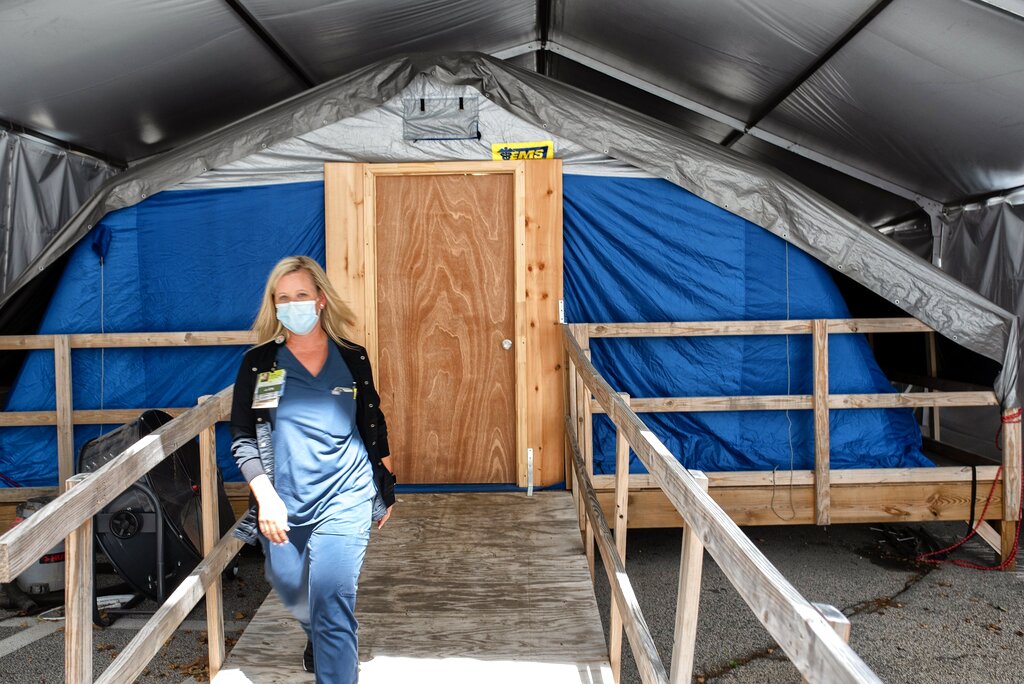 Los hospitales en Estados Unidos han enfrentado un aumento en el número de internos por el rebrote del covid-19. (AP)