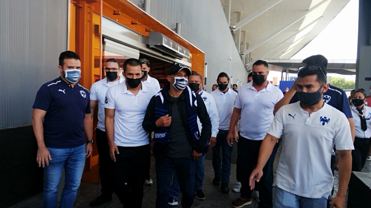 Humberto Suazo llegando a Monterrey (José Elgueta)
