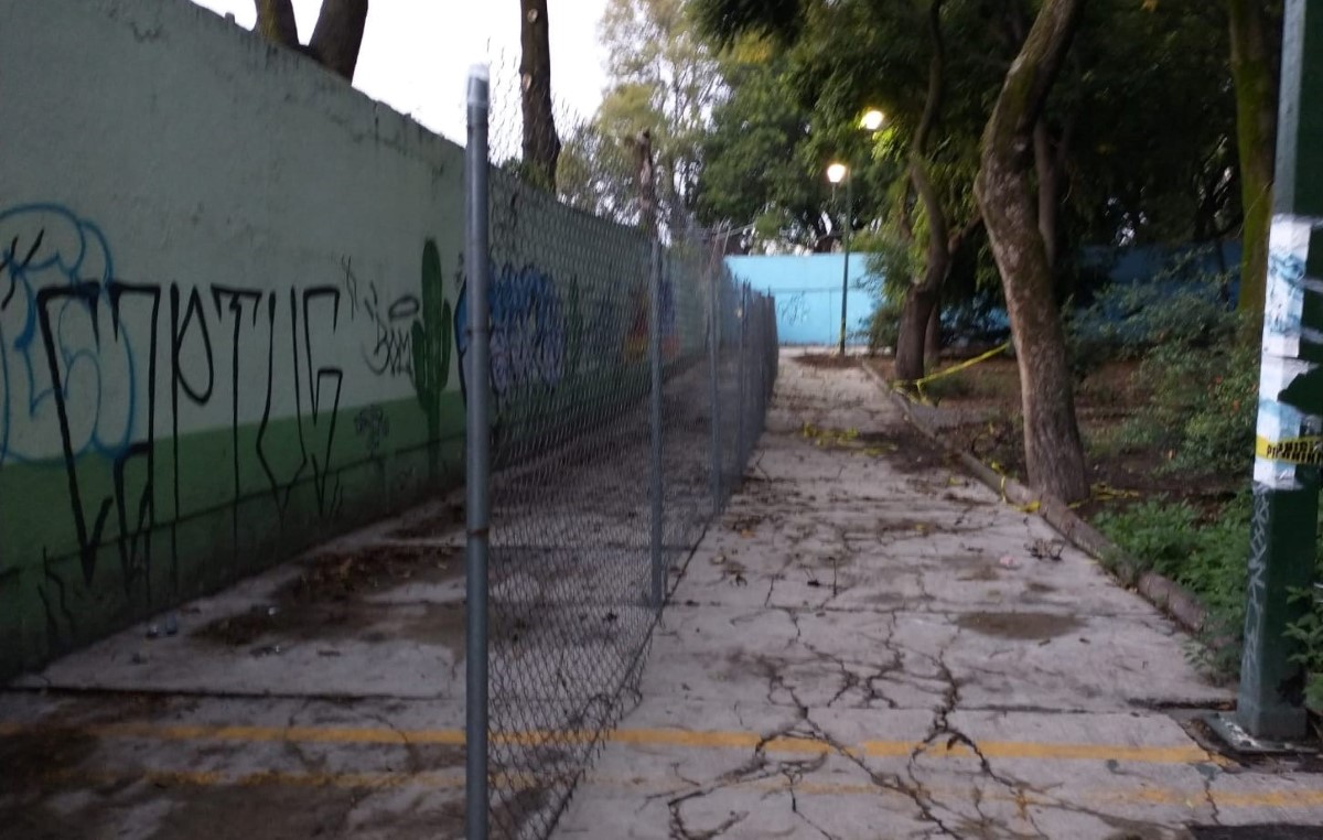 La barda de la escuela ya está en reparación. | Enrique Luna