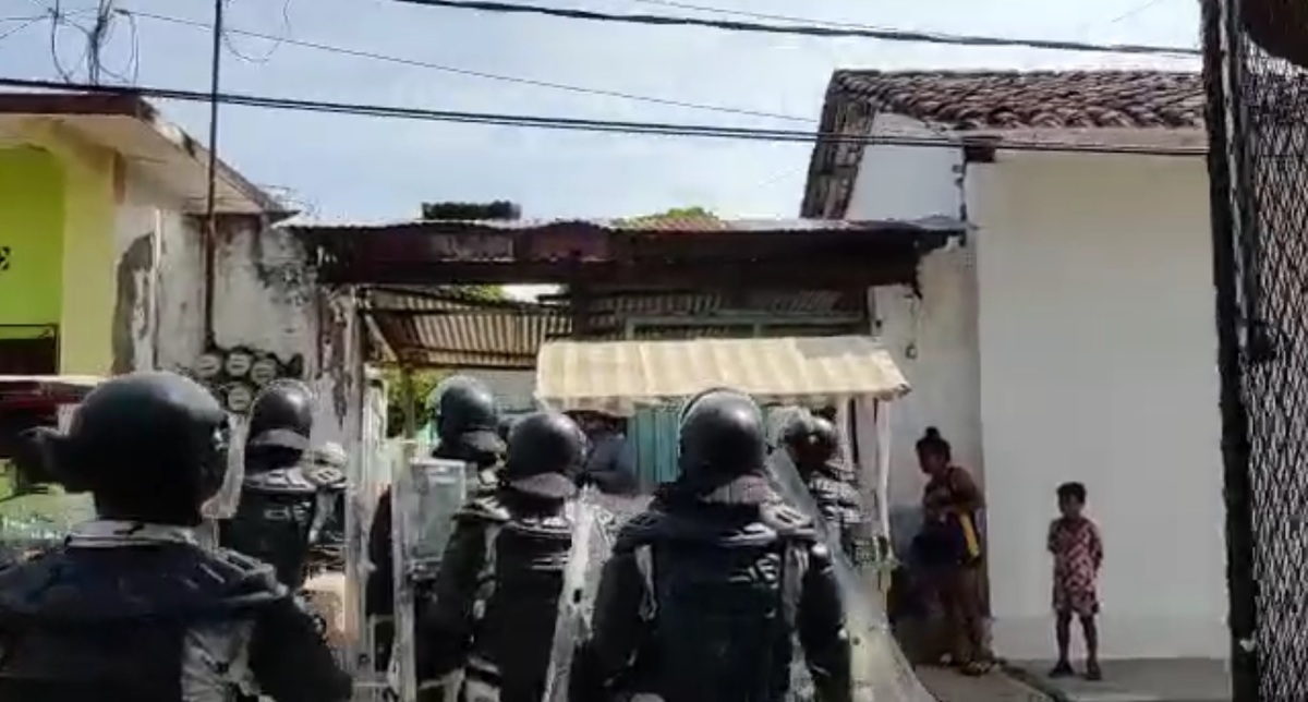 Algunos migrantes corrieron a resguardarse a en algunos domicilios del municipio de Mapastepec. (Cuartoscuro)