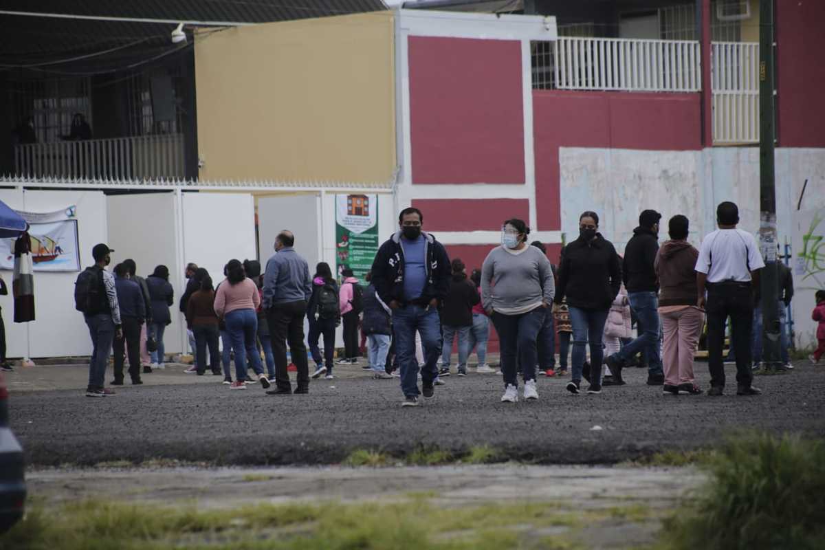 Padres de familia durante el ingreso de menores a una escuela al sur de la ciudad. (Andrés Lobato)