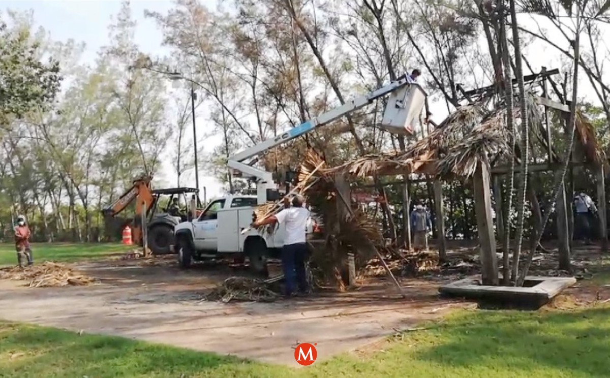 Palapa incendiada en la laguna del Carpintero. (Telediario Tampico)