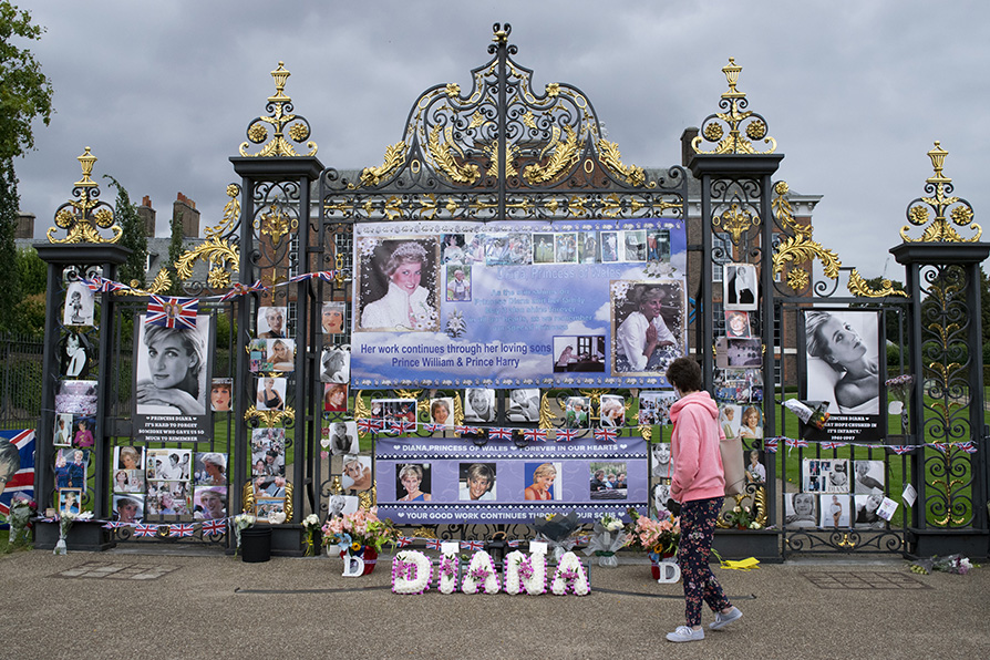 Las puertas del Palacio de Kensington se llenaron de flores, tributos e imágenes en honor a la Princesa Diana
