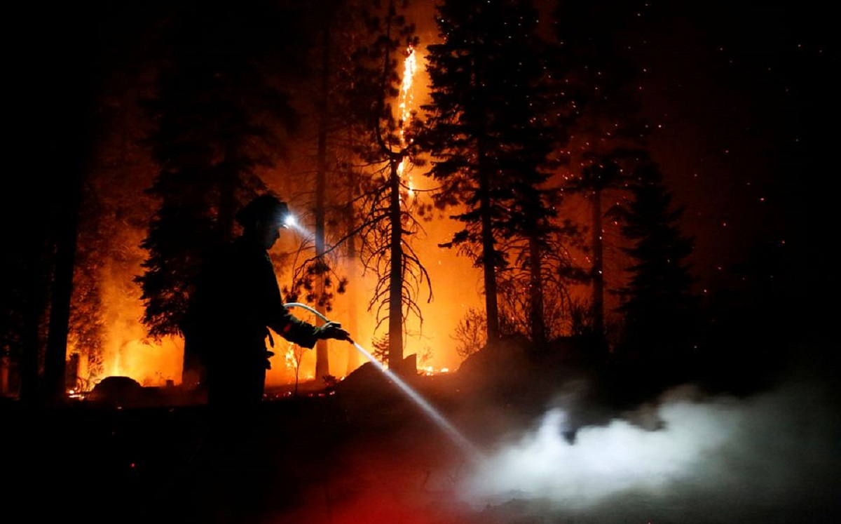 Bombero combate las llamas de un incendio en California. (Reuters)