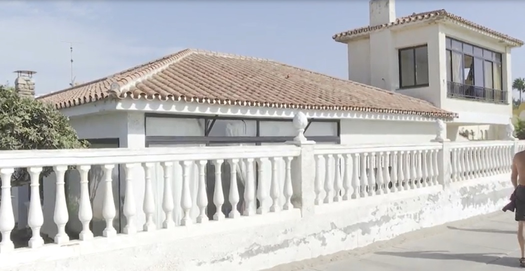 La casa está ubicada frente a la costa de la playa en Mijas, Málaga. | Captura video de Antena 3