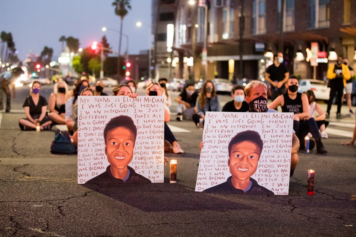 Celebran aniversario de Elijah McClain tras su asesinato en 2019. (AFP)