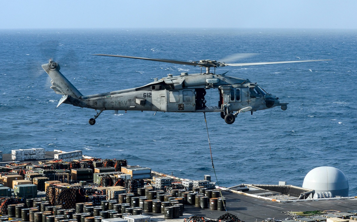 Helicóptero MH-60S, similar al que se estrelló al sur de California. (US Navy)