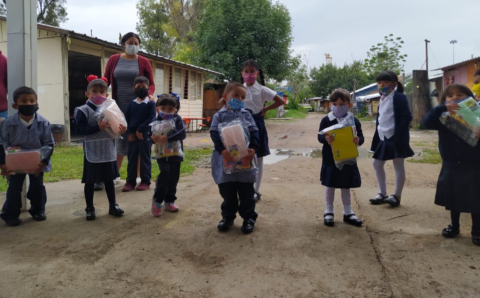 Los menores recibieron útiles escolares.