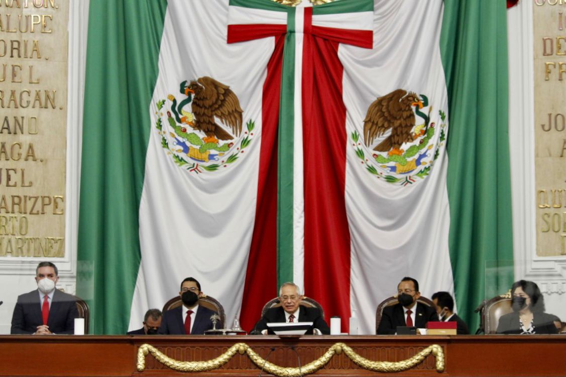 Martí Batres entregó el informe en el Congreso local. (Especial)