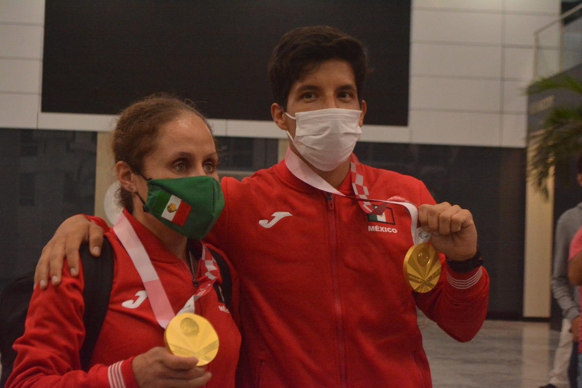 Mónica Rodríguez y Kevin Aguilar, recibidos como héroes con su oro (Cortesía)