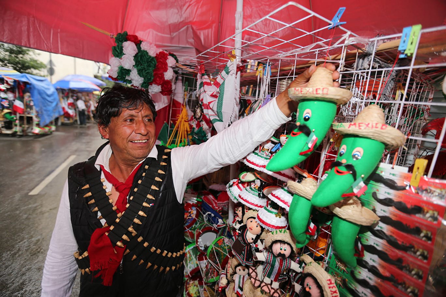 Tradicionalmente se venden banderas de diferentes tamaños, así como sombreros y adornos |Javier Ríos