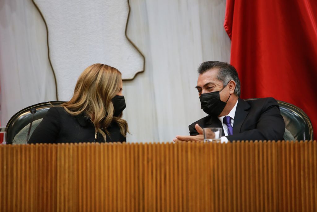 Durante la sesión solemne, se observó a Ivonne Álvarez conversando en el Pleno con El Bronco. Foto: Especial