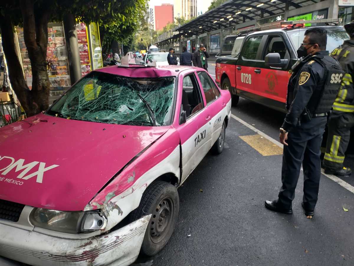 El taxista chocó contra dos autos más y un árbol. (Carlos Tejeda)