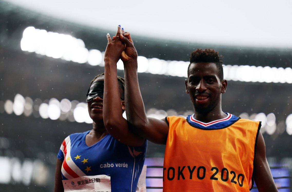 Atleta Keula Pereira Semedo y su guía Manuel Antonio Vaz da Veiga en Tokio 2020 (Reuters)