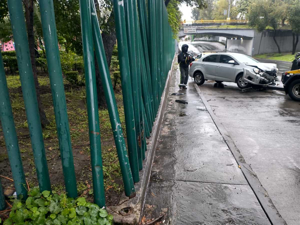 Un auto choca contra un parque en Insurgentes (Carlos Tejeda)