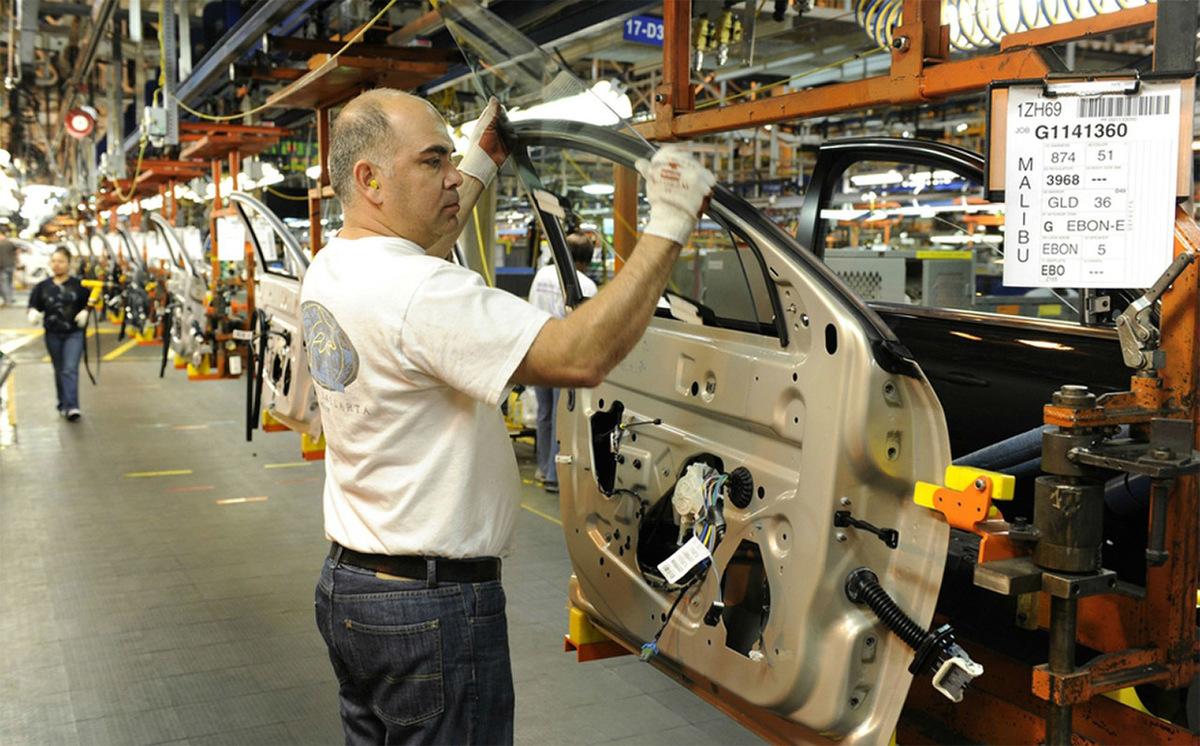 Automotrices cierran temporalmente plantas por desabasto de chips