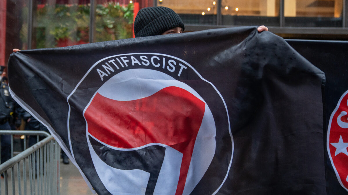 Bandera con el símbolo Antifa. / Fotografía vía Twitter.