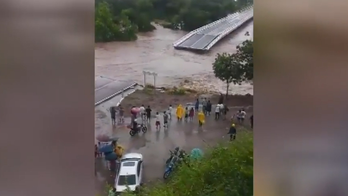 Colapsa puente en Sinaloa tras paso de 'Nora'